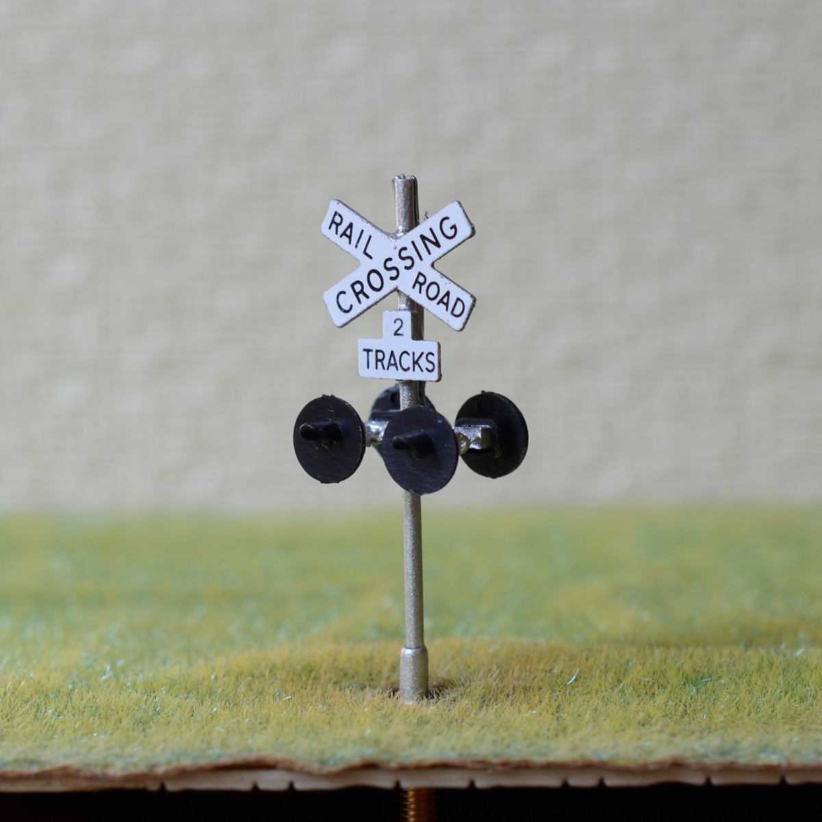 1 x HO scale railroad grade crossing signals 2 track LED made 4 target silver #X 